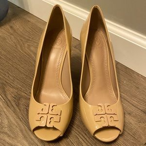 TORI BURCH LOWELL PATENT PEEP-TOE MID-HEEL WEDGE